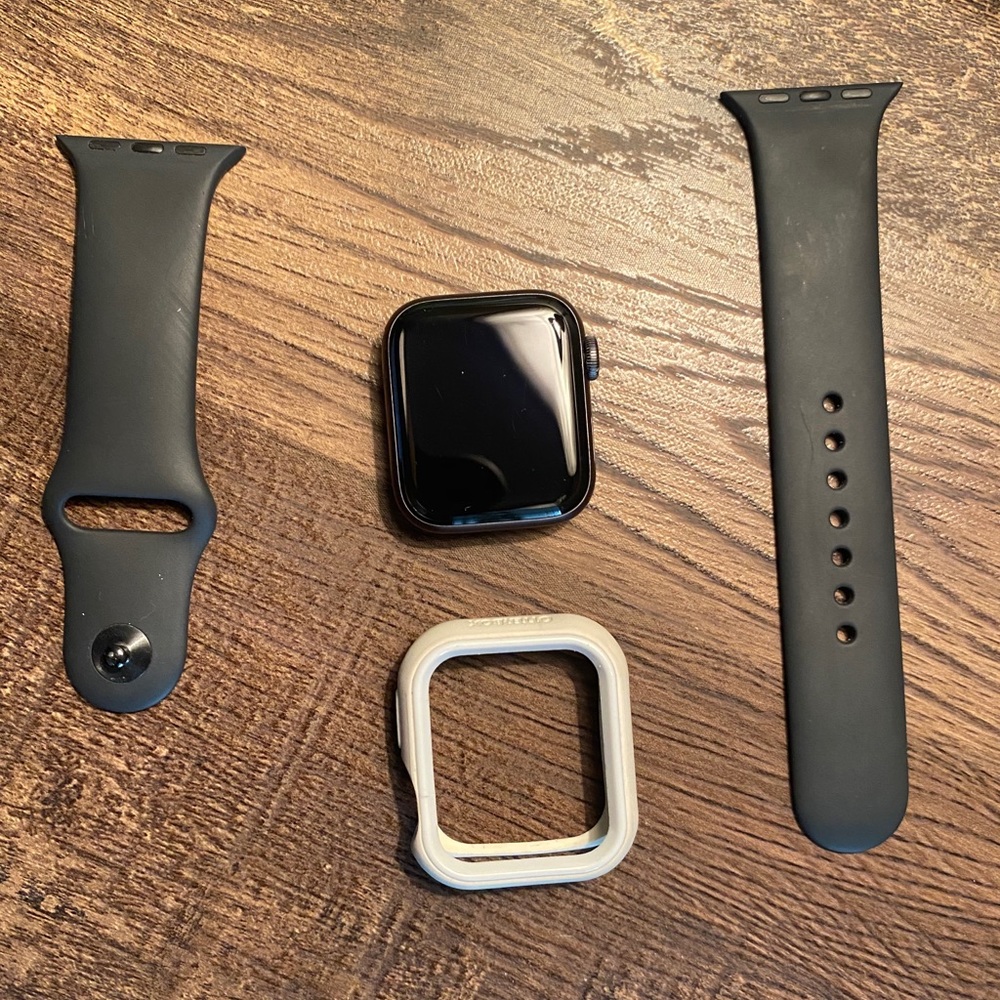 APPLE iwatch 5 40mm and Otterbox cover